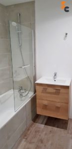 Baignoire et meuble bois simple vasque