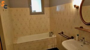 Salle de bain Baignoire lavabo et miroir