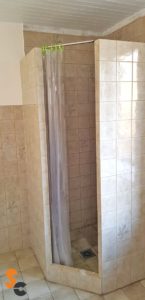 Vieille douche avec rideau