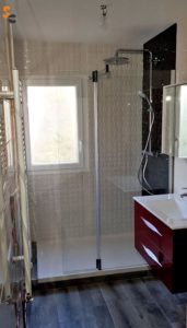 Douche et meuble vasque rouge