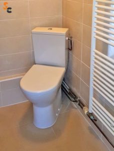 WC dans angle salle de bain et seche serviette