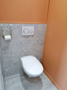 WC suspendu carrelage ciment gris clair
