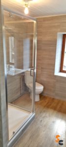 Salle de bain grise WC angle sol bois