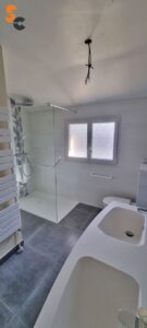 salle de bains moderne grise et blanche